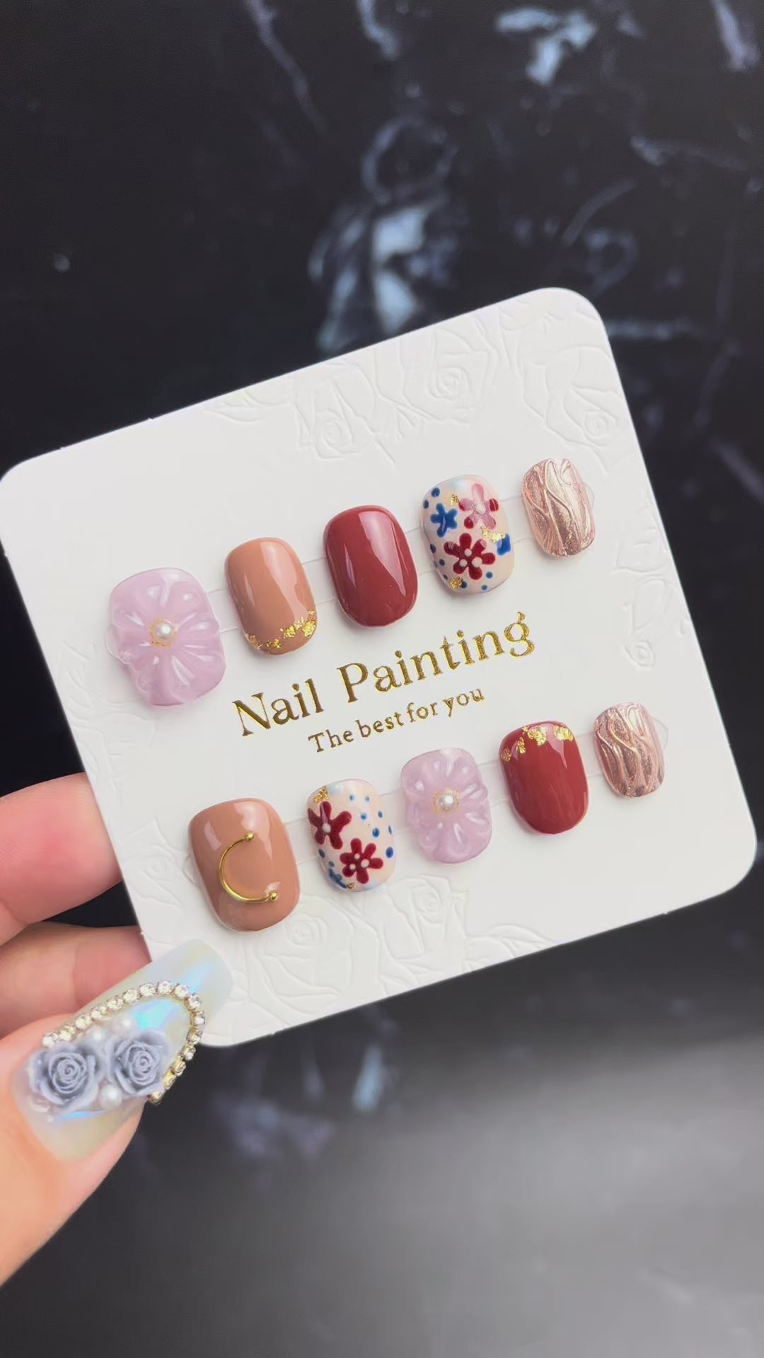 フラワーモチーフ × レッドブラウンネイルチップ