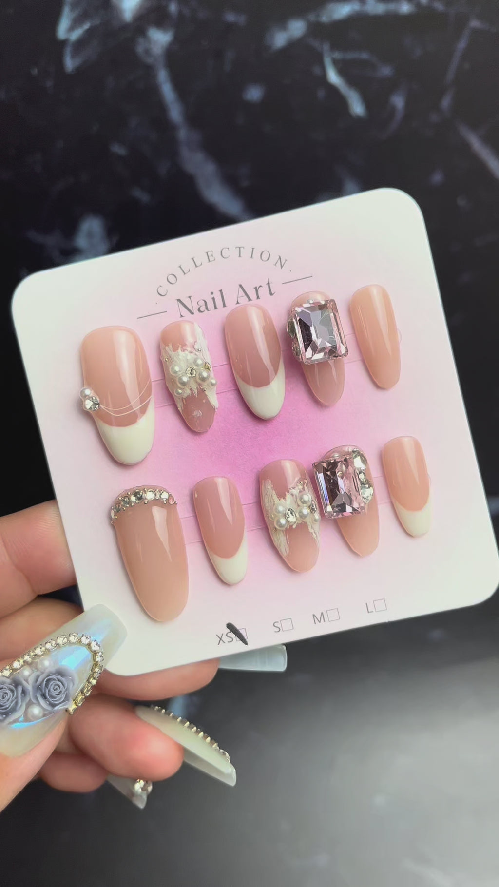 ピンクベージュ×ビジュー×パールのクラシックエレガントネイル