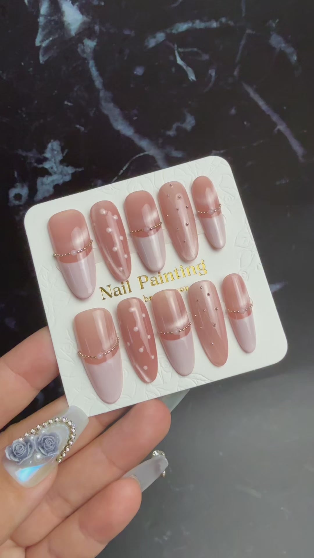 ピンクベージュ×パールの大人ガーリーフレンチネイル